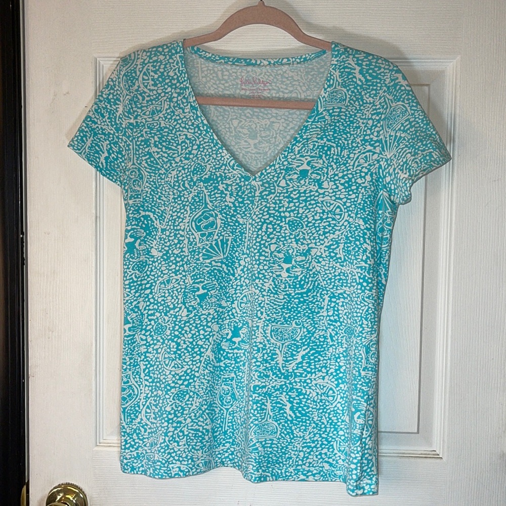 EUC Lilly Pulitzer size M fitted ocean blue/white sea print v-neck top